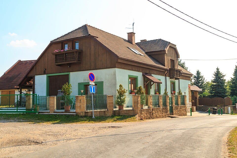 odbočka ke zřícenině Pařez