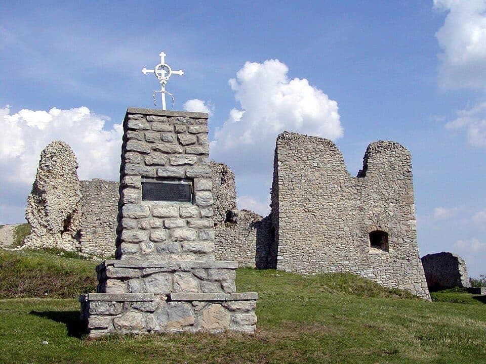 Podbranč, Martišovci - Brezová pod Bradlom, nám.