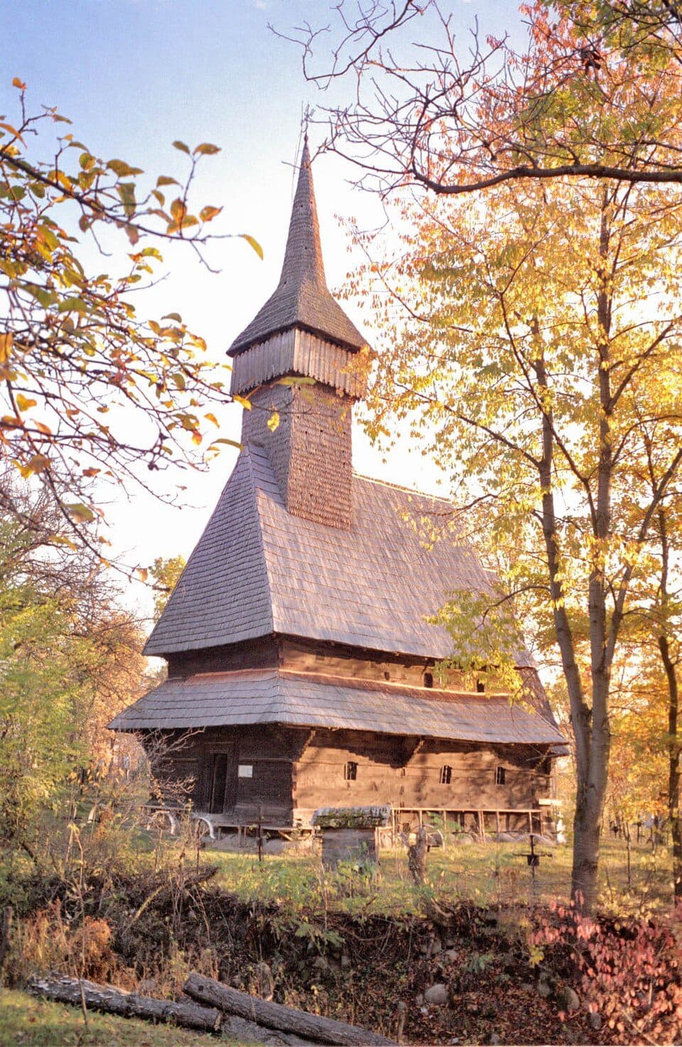 Biserica de lemn din Poienile de sub Munte — fotografie 2
