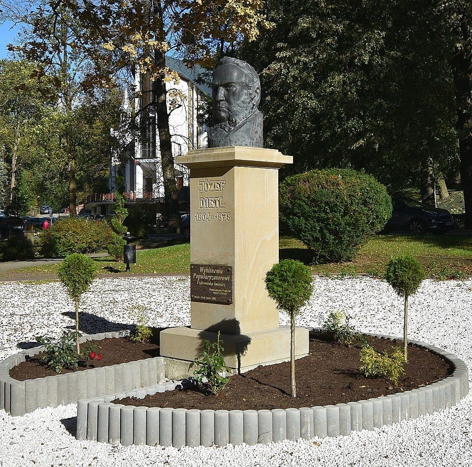Do Lasu Grabińskiego i kościoła w Iwoniczu