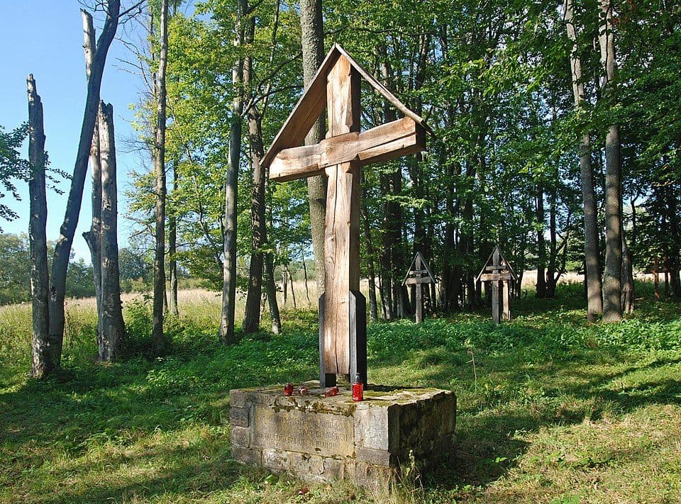 Do Cmentarza Wojennego nr 44