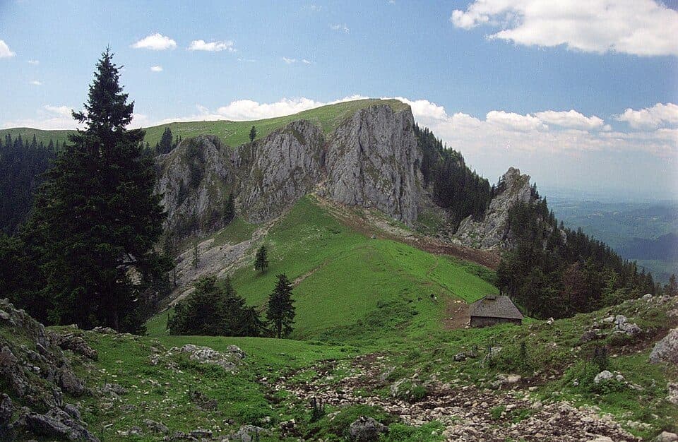 Pietreni - Cheile Costești - Izvorul Priboiului - Valea Prislop - Plaiul Netedu - Vârful Netedu – Vârful Lespezi - Vârful Govora - Șaua Zmeuret