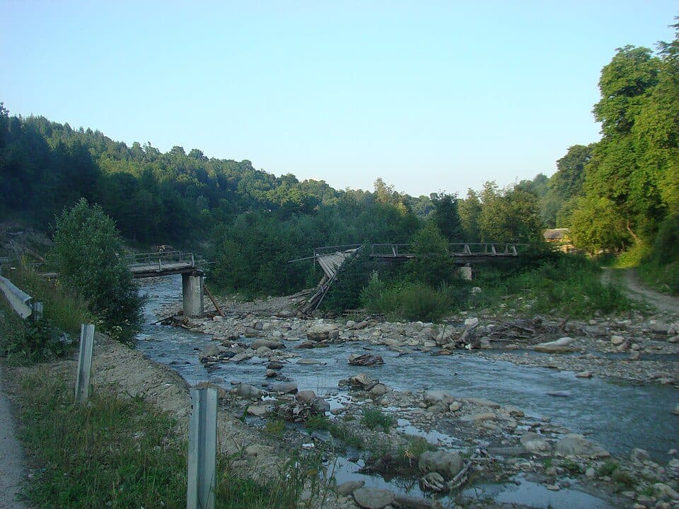 Satul Vetrești Herăstrău – Pârâul Bălosu – Golu Pietrosului – Cabanele „Giurgiu” – Valea Zabalei – Mîrdanu – Vîrful Lăcăuți (blue dot)