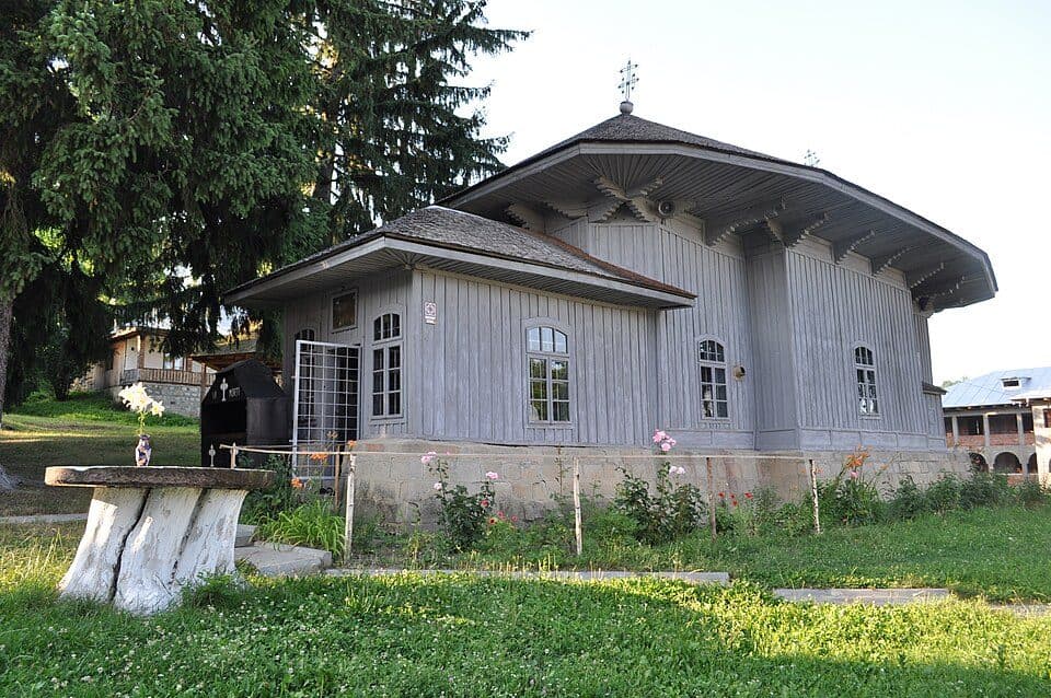 Satul Vetrești Herăstrău – Pârâul Bălosu – Golu Pietrosului – Cabanele „Giurgiu” – Valea Zabalei – Mîrdanu – Vîrful Lăcăuți (blue dot)
