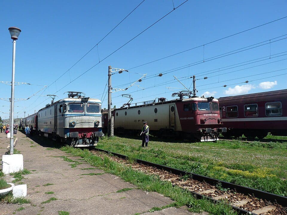 sat Racu - Ruinele Cetății Pogányvár - intersecție traseul BA (creasta principală)