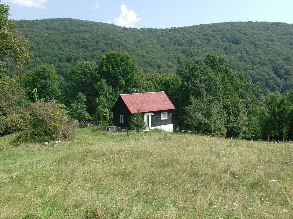 DN 13A (Dealul Piatra Colibei) - sat Băile Chirui - Colțul Chirui
