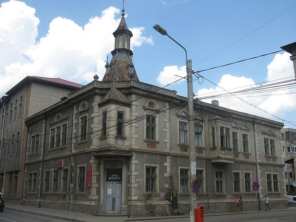 Câmpulung Moldovenesc – Culmea Munceii Rarăului – Hotel Rarău (blue stripe)
