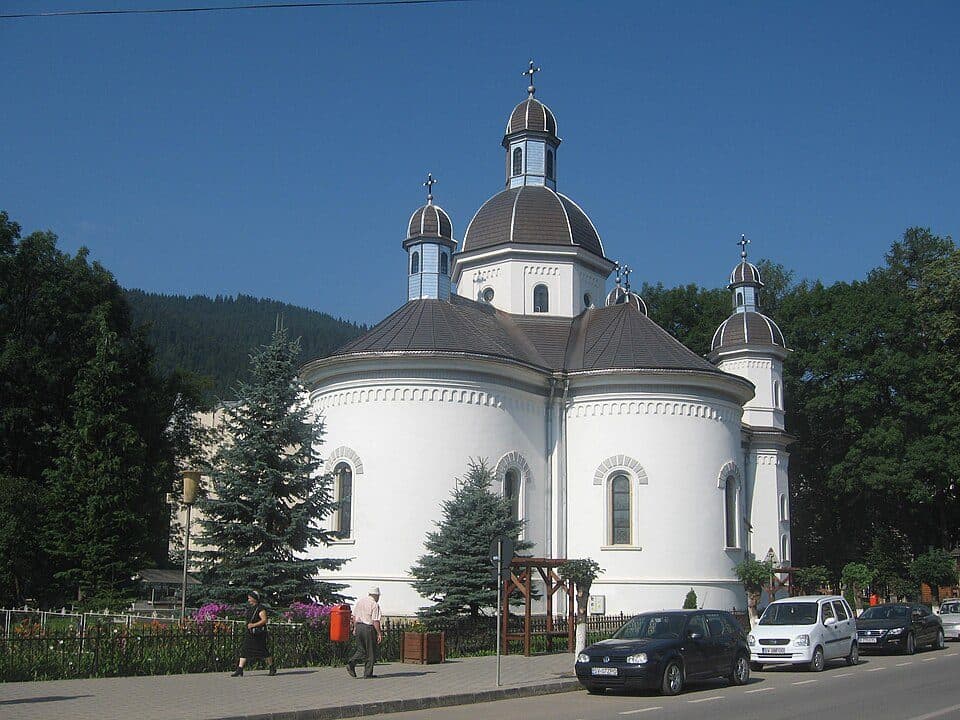 Câmpulung Moldovenesc – Culmea Munceii Rarăului – Hotel Rarău (blue stripe)