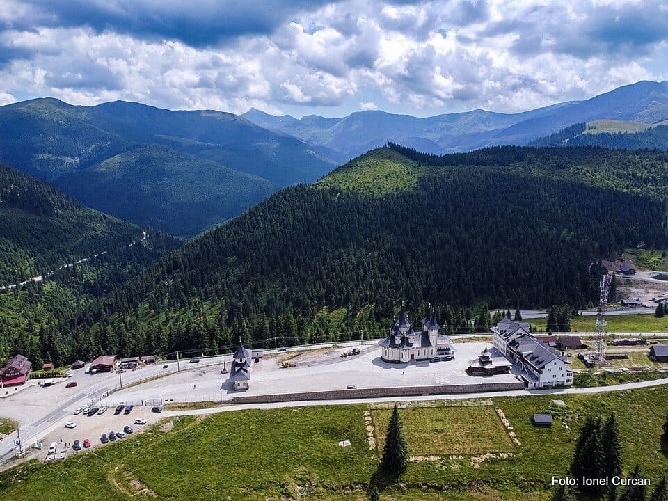 Pasul Prislop - intersecție traseul BR (sub Vf. Hăjmaru) - Vf. Cearcănul - Valea Furului - Borșa