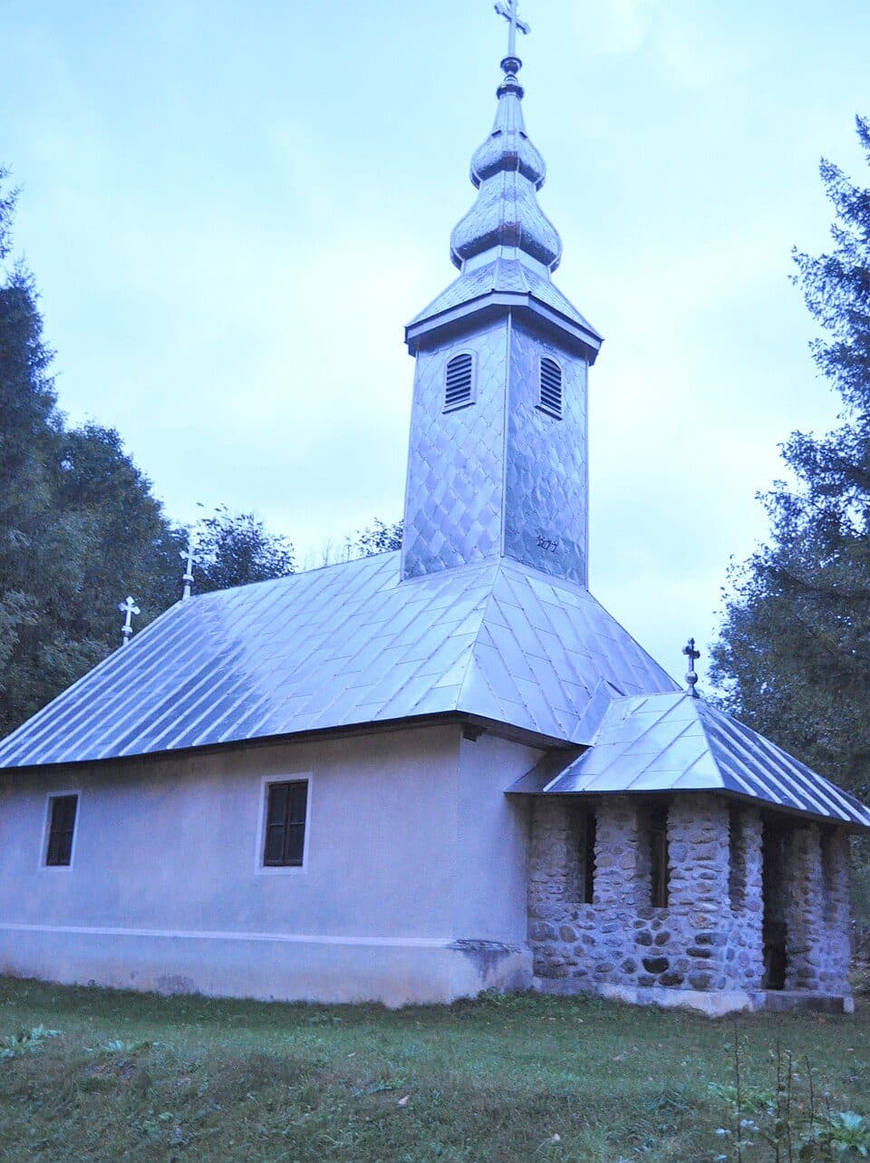 Bulz- Remeți - Dealul Caprei – Floroiu - Vârful Pin - Vârful Scoroșet – Dealu Mare – Cătunul Fănești - Valea Sărăcel - Bulz