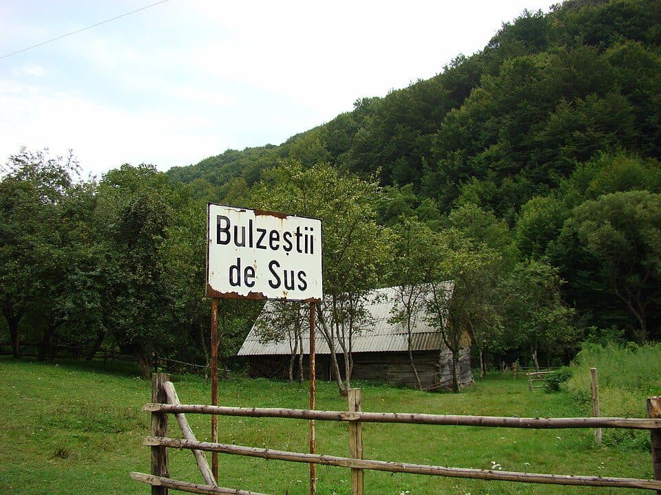 sat Bulzeștii de Sus - intersecție cu traseul BA