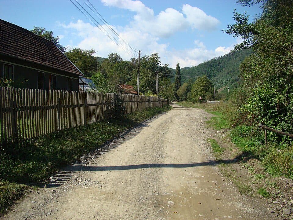 sat Ribița - intersecție cu traseul CR