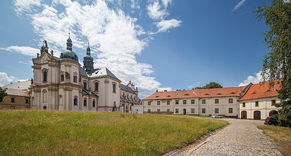 NS Přírodou a dějinami Oseka