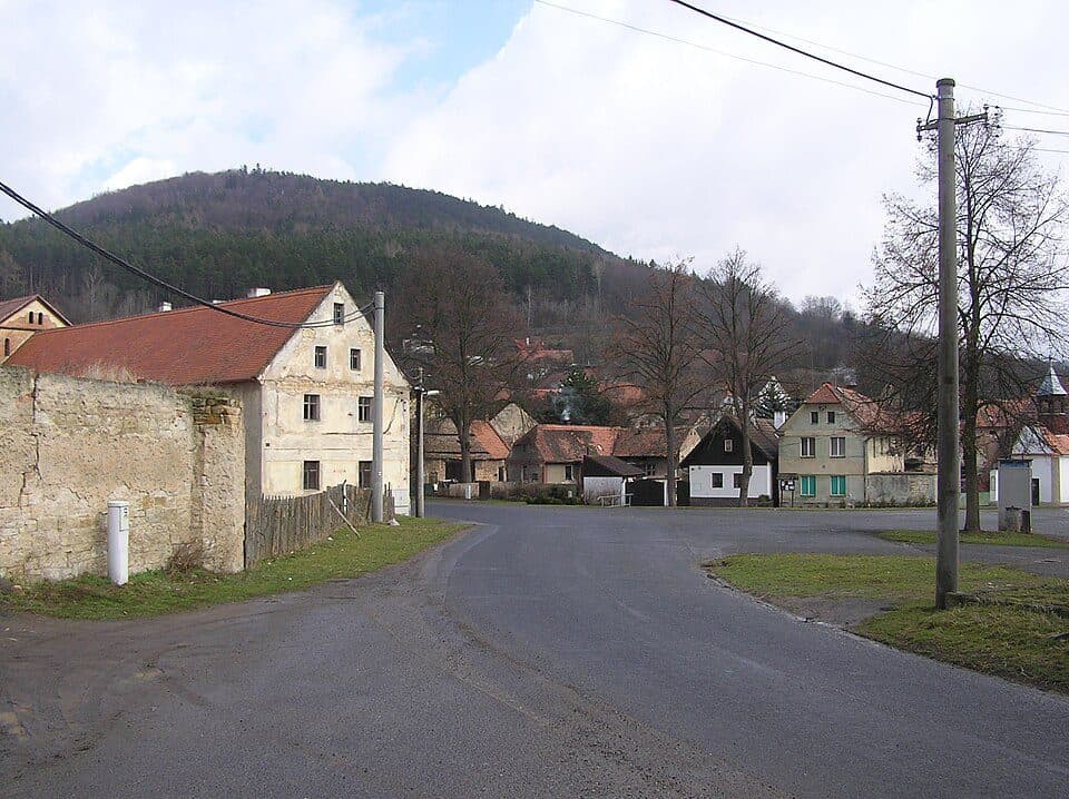[Z] Na Boru (rozc.) - Hřivice (žst): odbočka k Hřivické jeskyni