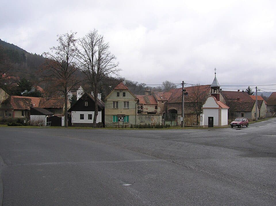 [Z] Na Boru (rozc.) - Hřivice (žst): odbočka k Hřivické jeskyni