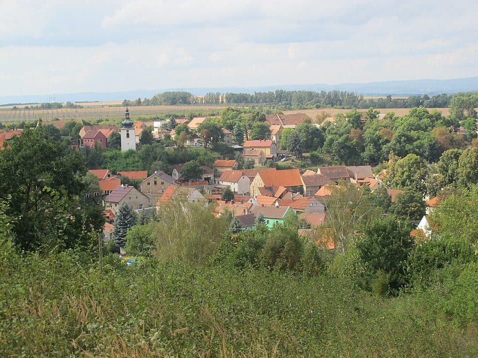 [Z] Na Boru (rozc.) - Hřivice (žst): odbočka k Hřivické jeskyni