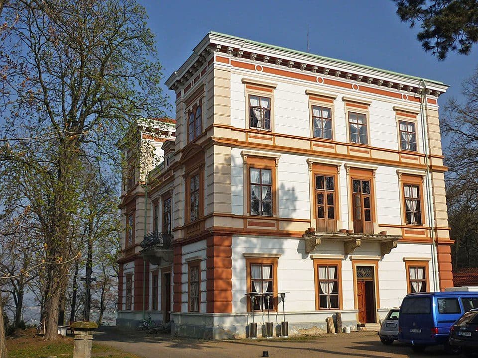 Zámek Korozluky
