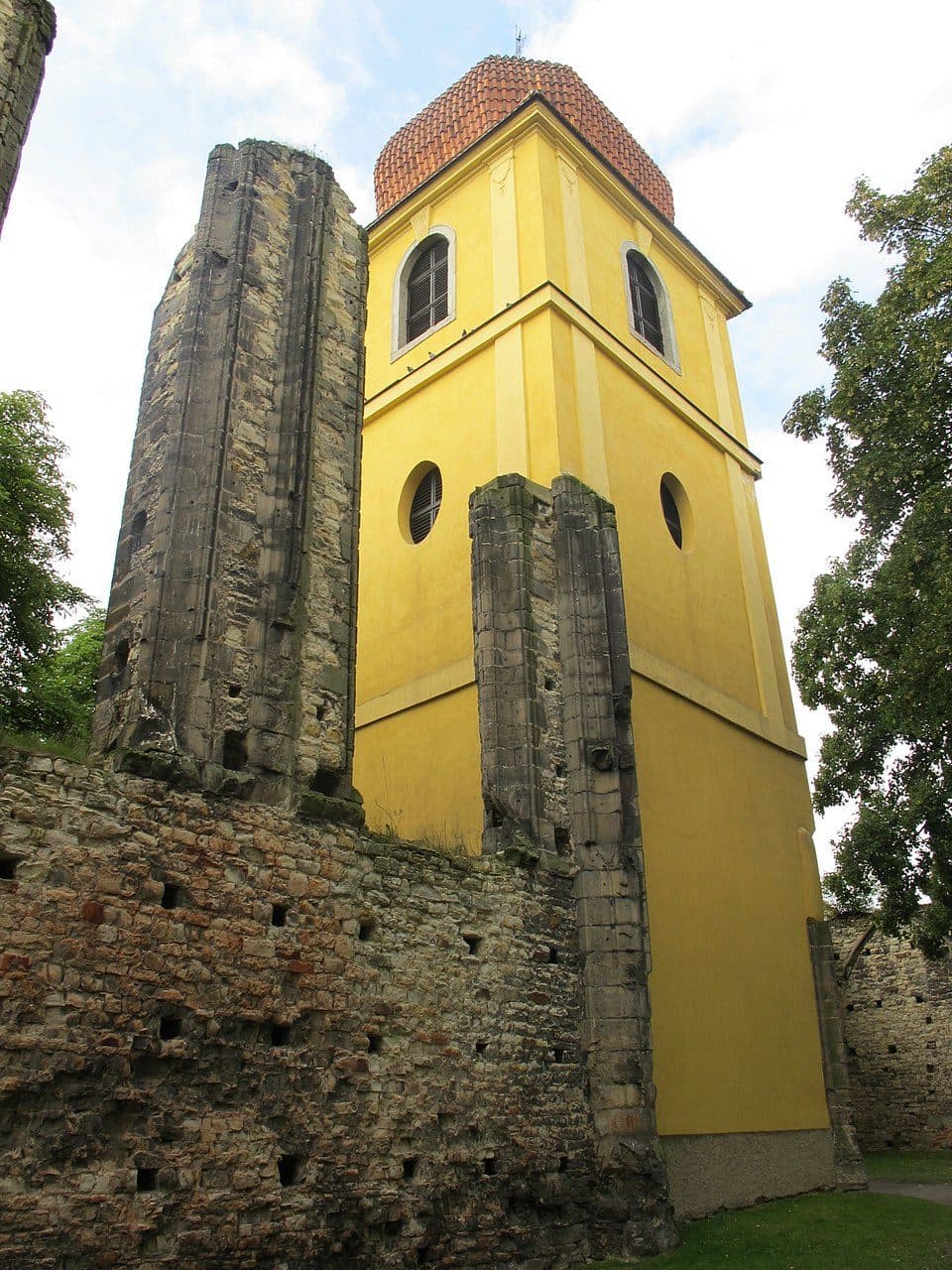 Unvollendete Marienkirche in Panenský Týnec — Foto 2