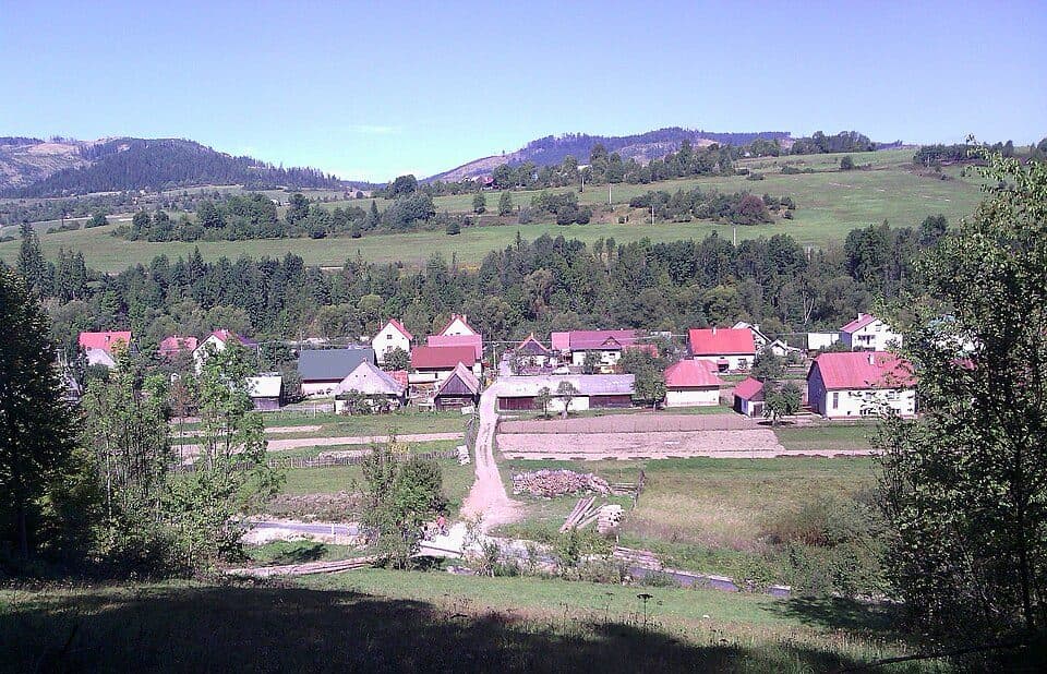 Nová Bystrica, základná škola - Riečnica, kostol