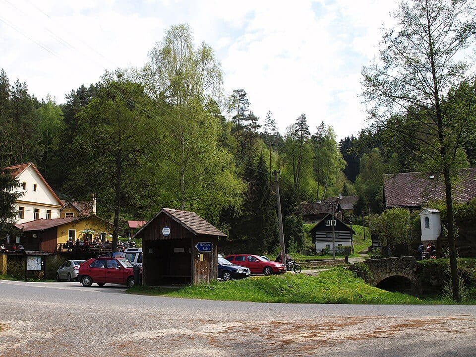[M] odbočka na hrad Kokořín