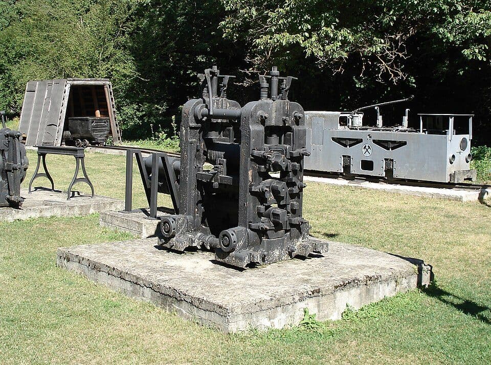 PΩ (Udvar-kő-barlang)