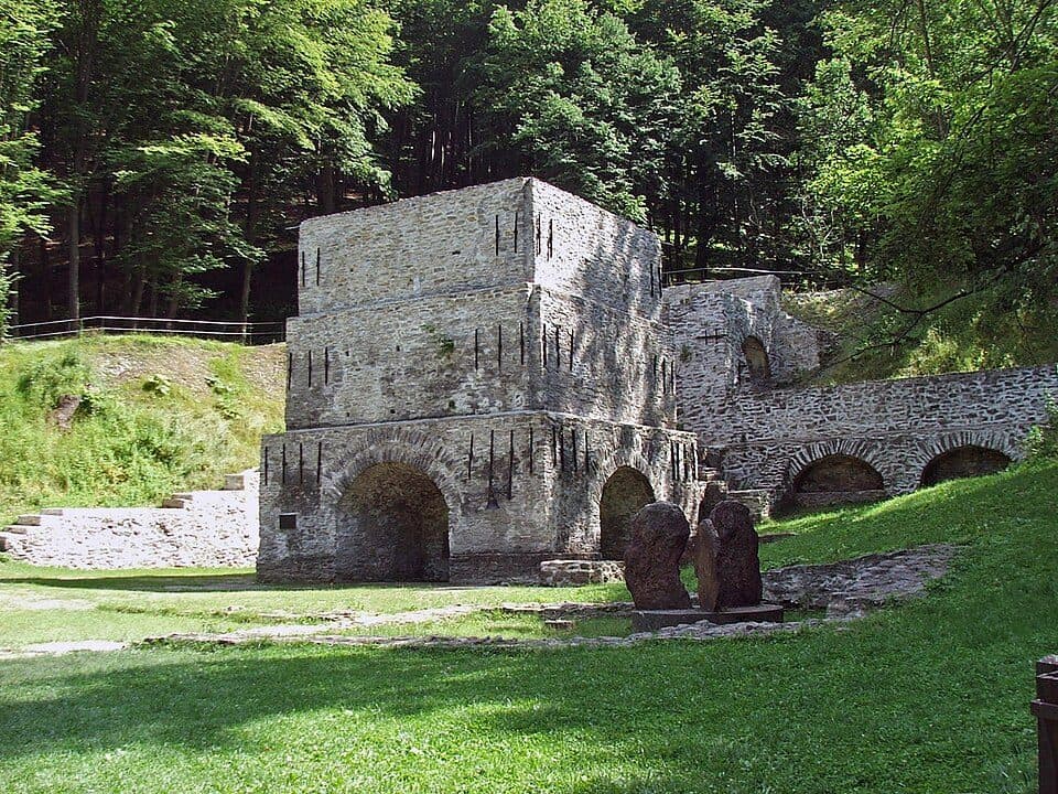 PΩ (Udvar-kő-barlang)