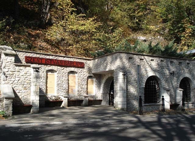 István Cave