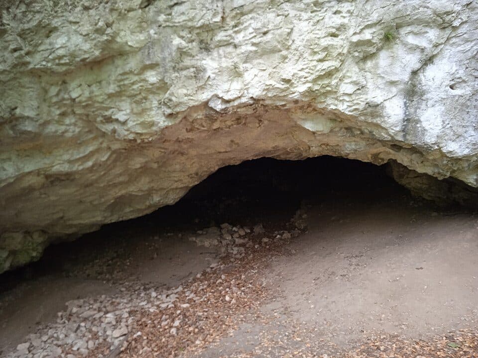 PΩ (Udvar-kő-barlang)