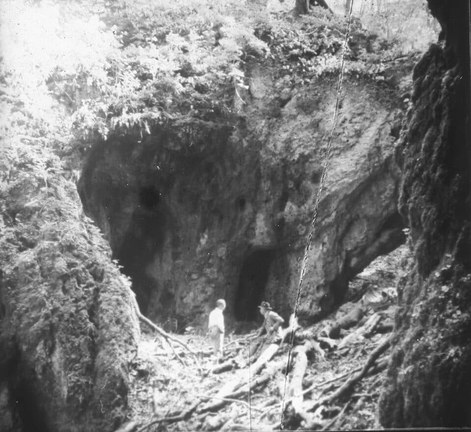PΩ (Udvar-kő-barlang)