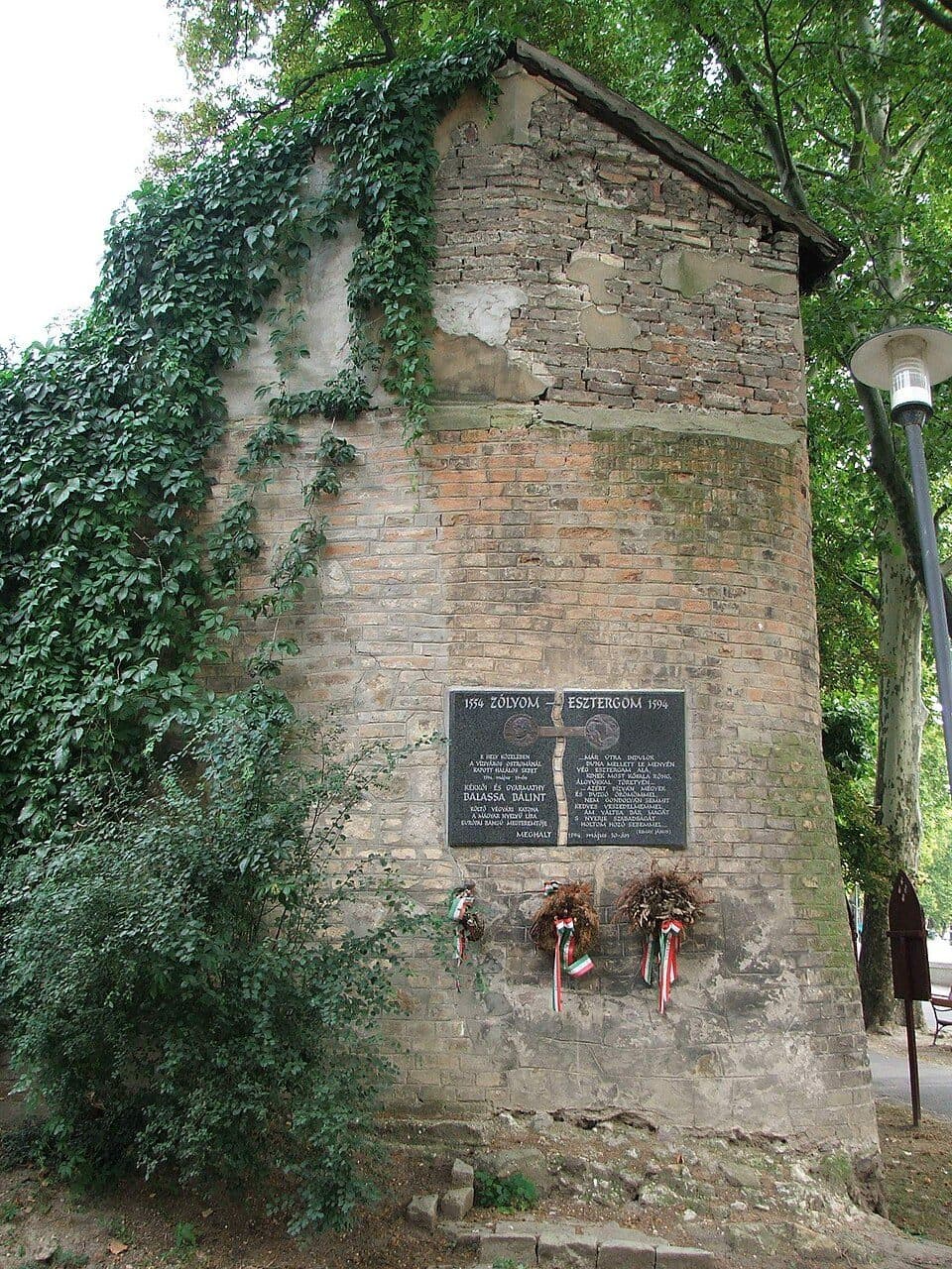 P (Esztergom, vá. – Piliscsév, vá.)