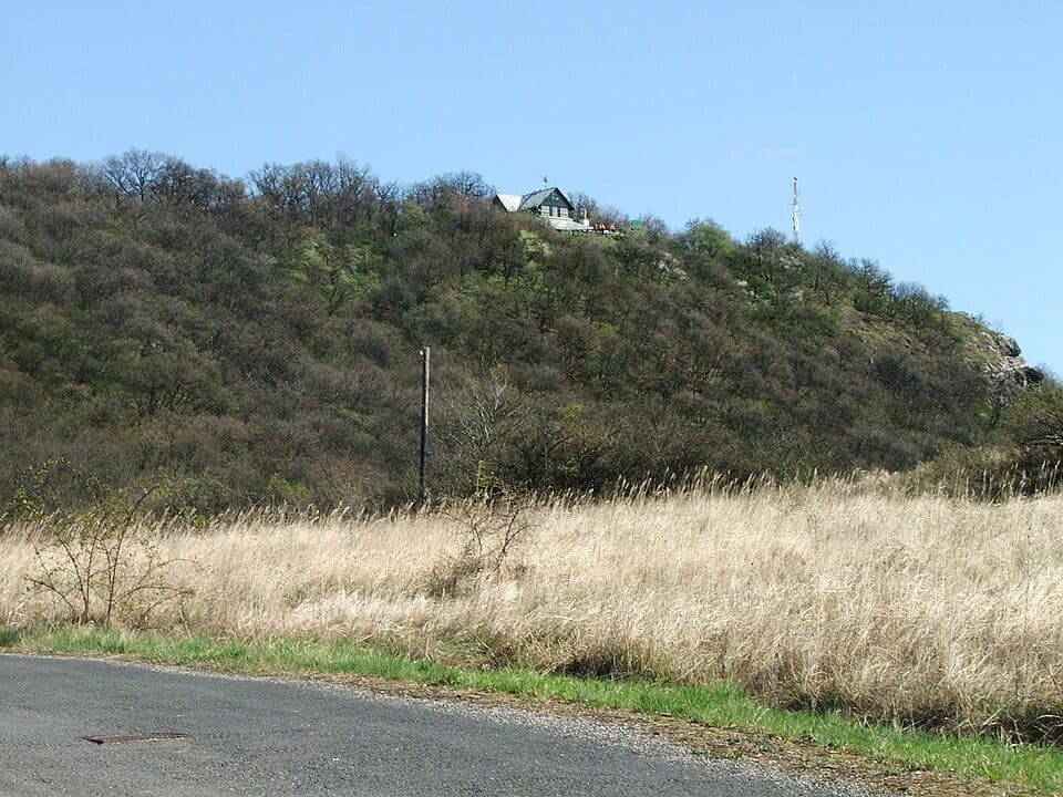 Z+ (Vaskapui (Király Albert-) turistaház – Mély-völgy – Vaskapu-erdő)