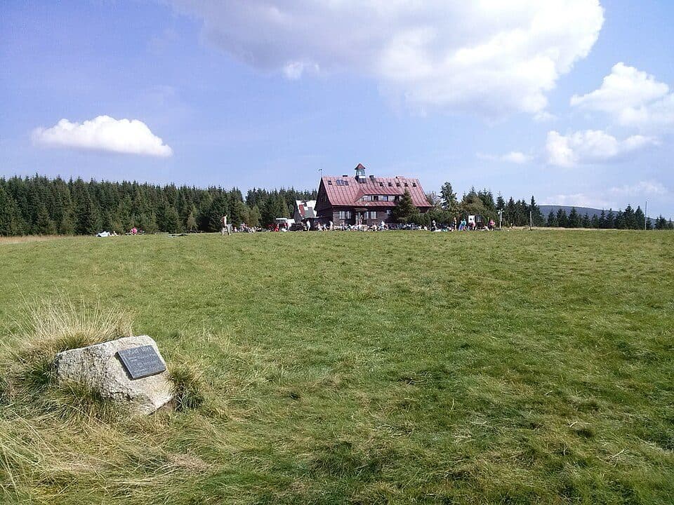 Ruiny szkoły - do Harrachova (granica)