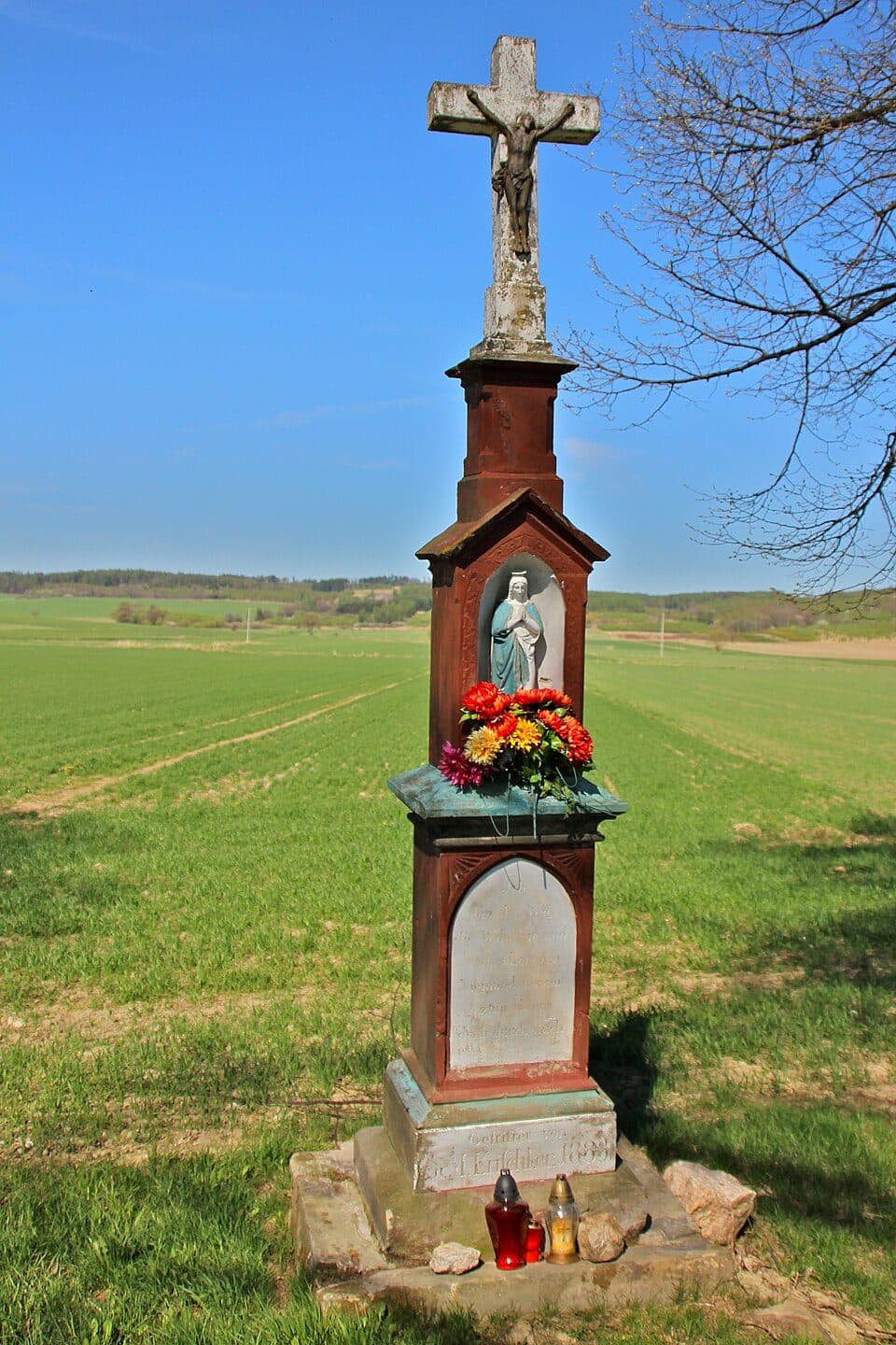 Lokalny czerwony szlak ku górze Hraniční vrch