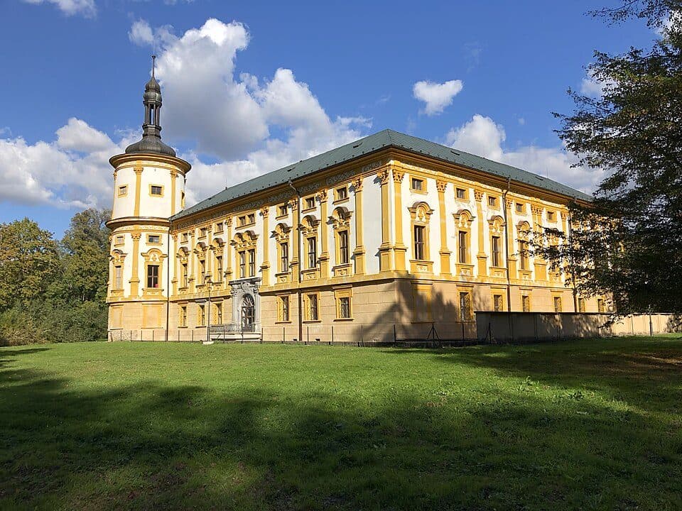 Lokalny czerwony szlak ku górze Hraniční vrch