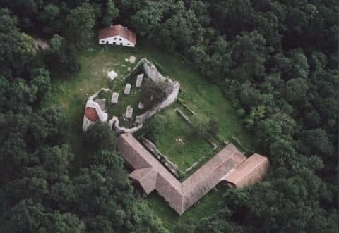 Ruiny opactwa benedyktyńskiego w Vértesszentkereszt — zdjęcie 2