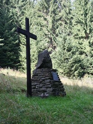 „Leśne kościoły” ewangelickie w Beskidach#„Kamień” na Równicy w Ustroniu — zdjęcie 3