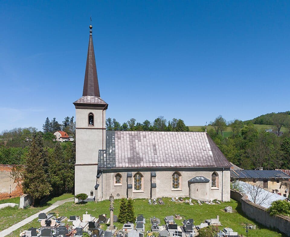 Żółty szlak dojściowy do ruin wieży widokowej na Szyndzielni