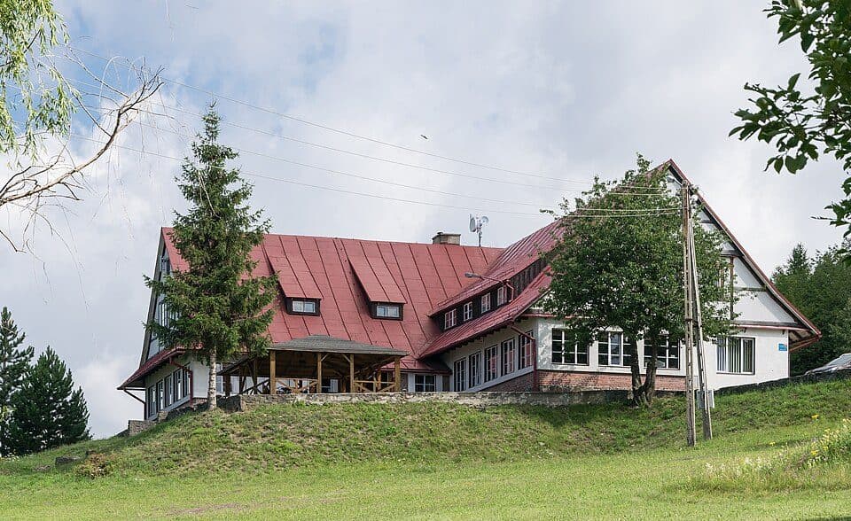 Żółty szlak dojściowy do ruin wieży widokowej na Szyndzielni