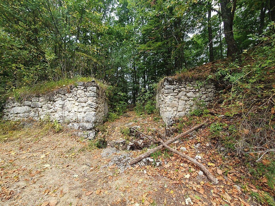 Tisovec, námestie - Hačava, pomník