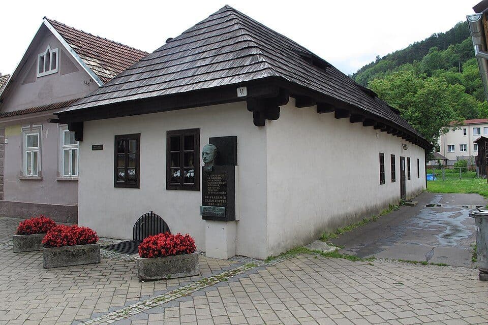 Tisovec, námestie - Hačava, pomník