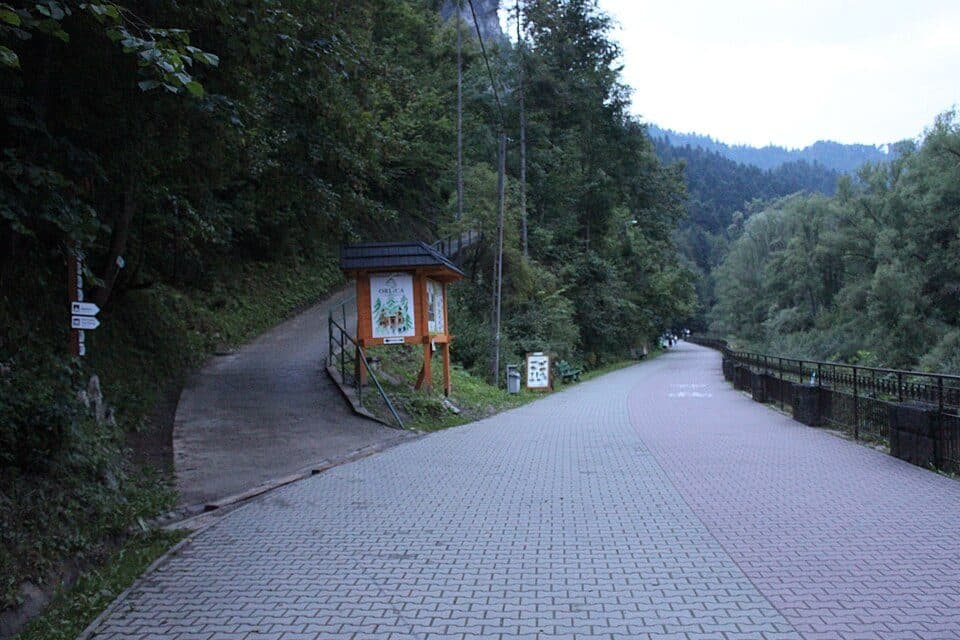 Lesnica, škola - Sedlo pod Šafranovkou, štátna hranica