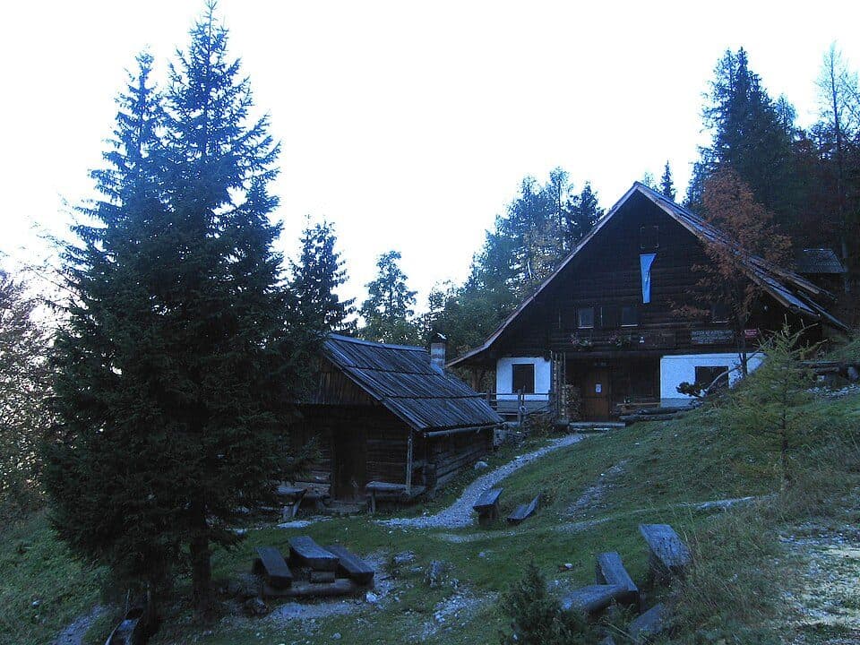 Koča na Klemenči jami pod Ojstrico