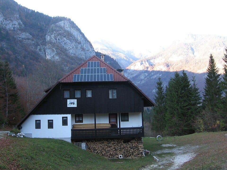 Planinska koča na Vojah