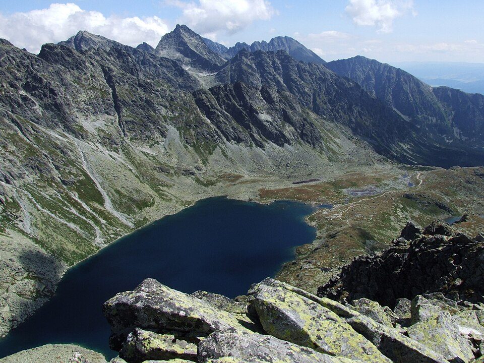 Chodník lesom medzi plesom a Plesom