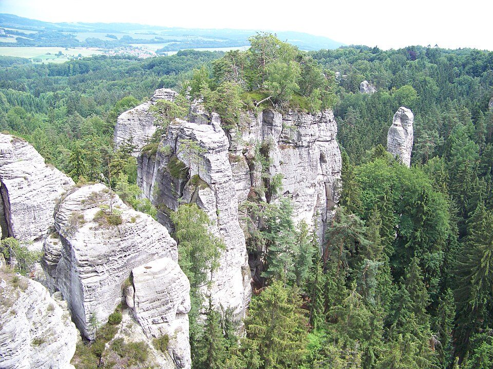 Hruboskalskie skalne miasto