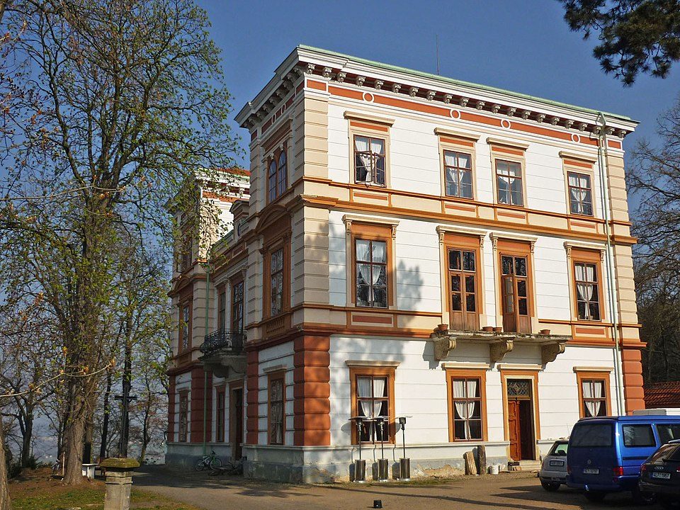 Zámek Korozluky