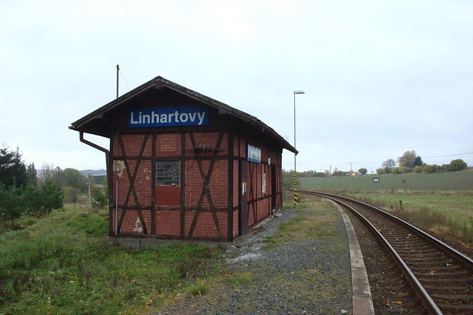 Lokalny czerwony szlak ku górze Hraniční vrch