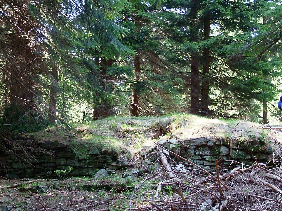 Schronisko na Trzech Kopcach (ruiny)
